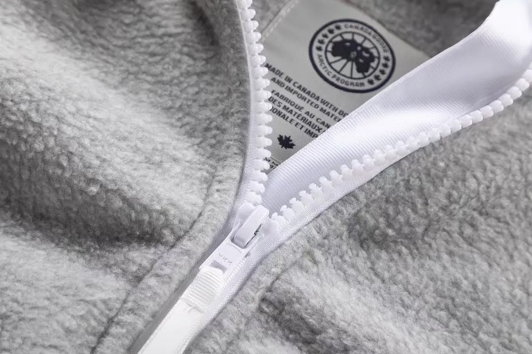 P600 Big Goose Wool Fleece Sweatshirt 7102w1 [Light Gray] Canada Goose Canada Goose Chilliwack01 hooded wool fleece long-sleeved bomber jacket #Canada Goose/Canada Goose Chilliwack Wool Fleece Bomber Jacket Big Goose Canada goose Chilliwack Fleece Bomber HUMANATURE, Canada Goose limited white label wool fleece jacket. This aviator👩‍✈️fleece jacket🉑️ is really pretty. It seems that light gray is not a color that is sold in every country. I like the 🐹 white label, it is really high-end ✌️ soft and comfortable, not heavy. Buyers who like it quickly plant their seeds😈This one is out of stock, and it took less than 4 months to customize the original version. Perfect reproduction. Color: Quarry Gray Light Gray Based on repurchase experience, it is recommended to go up one size Size: S M L XL
